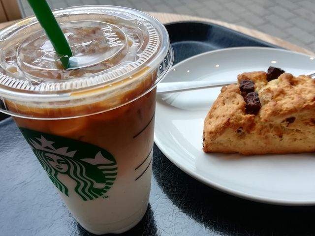 キャラメルマキアートとチョコレートスコーン_スターバックス コーヒー 東海大学医学部付属病院店(Starbucks Coffee)