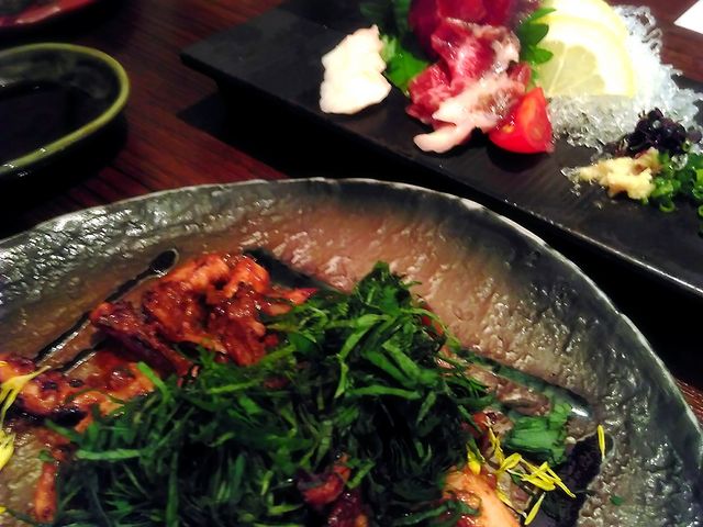 馬刺し(奥)は勿論、
手前の“イカのワタ炒め”?も大好物です。おかわりしたいくらい!_馬鹿凡人 バカボンド
