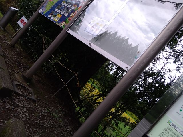 駐車場にある看板たち_生駒高原花の茶屋
