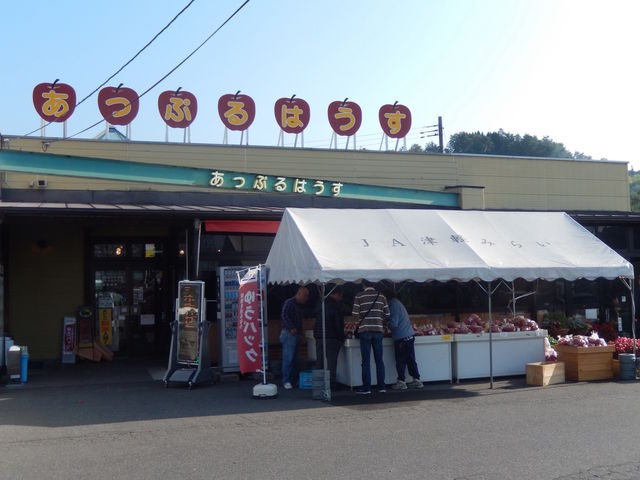 りんごが山積みされた店先_JA黒石市 あっぷるはうす