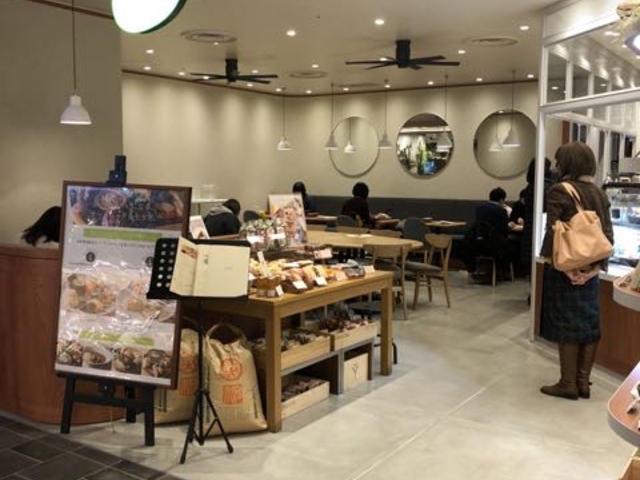 店内_チャヤマクロビカフェ アンド デリ 日比谷店