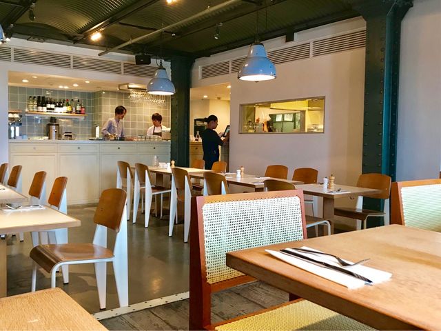 【bills 横浜赤レンガ倉庫】白を基調として白木のテーブルが明るい店内_bills(ビルズ) 横浜赤レンガ倉庫