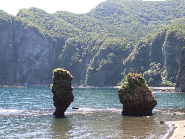 対照的な岩_えびす岩・大黒岩