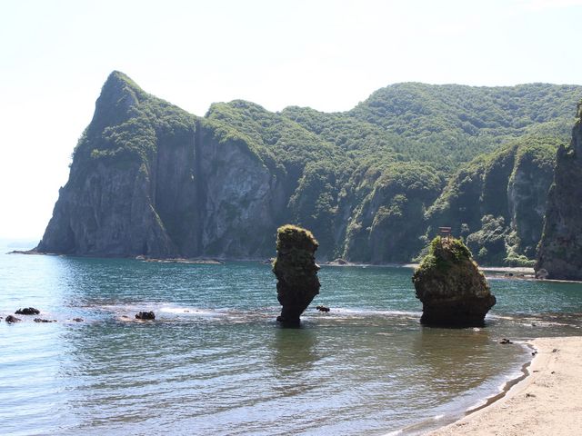 切り立った海岸線沿い_えびす岩・大黒岩