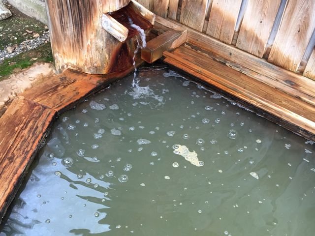 泡は炭酸ガスで、油膜も泉質上のものです_日中温泉