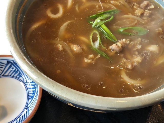 カレーうどんを注文すると紙エプロンがついてくる
_手打うどん布川