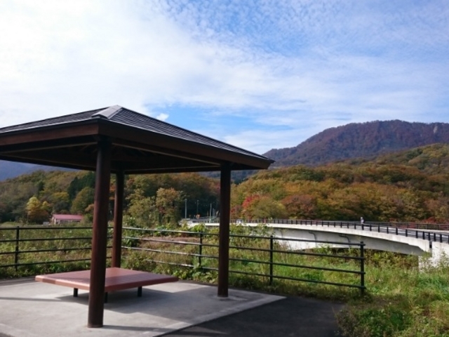 新しい橋とその横に東屋。_祭畤大橋(落橋)展望の丘