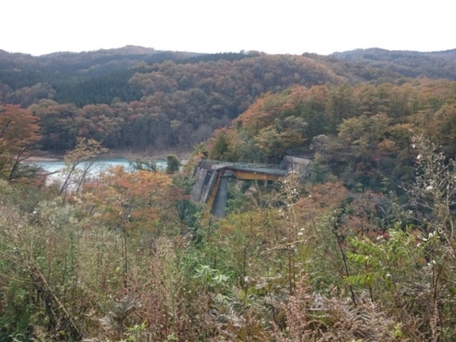 遠くからでも橋が見えます。※近くまで行ける見学道あり_祭畤大橋(落橋)展望の丘