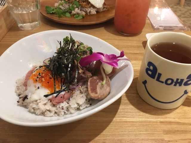ポキ丼とホットティー。可愛らしいコップで_アロハテーブル ハワイアンデリ / グッデイズ・マラサダ アトレ吉祥寺店