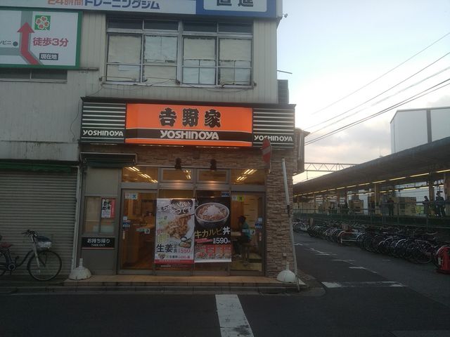 蕨駅東口駅前 線路沿いに店があります。_吉野家蕨駅前店
