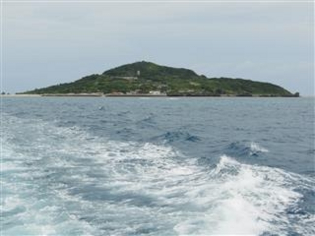 船上から見る「大神島」(宮古島島尻港から15分)_大神島
