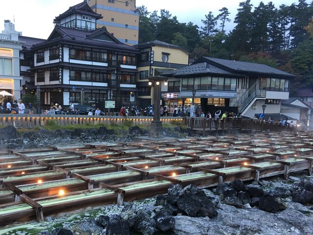 湯畑。左手奥にセブンイレブン_セブンイレブン 群馬草津湯畑店