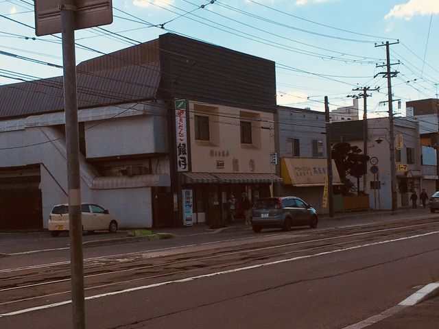 電車道路沿いです_やきだんご 銀月