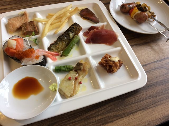 区分けされたお皿なので味が混ざらず少しずつ食べることができます_Sizzle シズル 小樽
