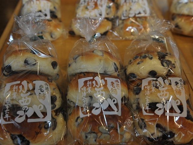 ずらり並んだ黒豆パン_小西のパン