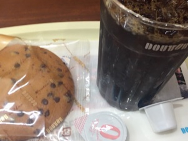 アイスコーヒーとクッキーです。_ドトールコーヒーショップ 有楽町日比谷口店(GOURMET COFFEE DOUTOR)