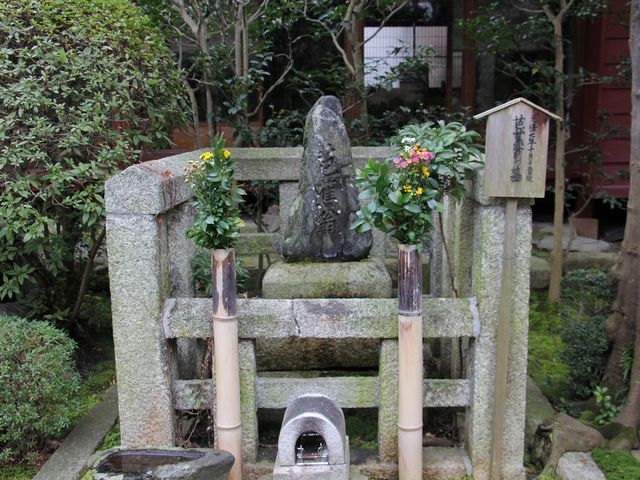 芭蕉の墓。一時は洪水で流されたことがあるらしい。_義仲寺