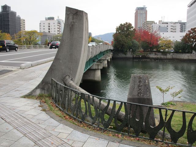 月をイメージした西平和大橋_平和大通り