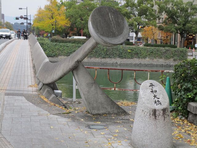 太陽をイメージした平和大橋_平和大通り
