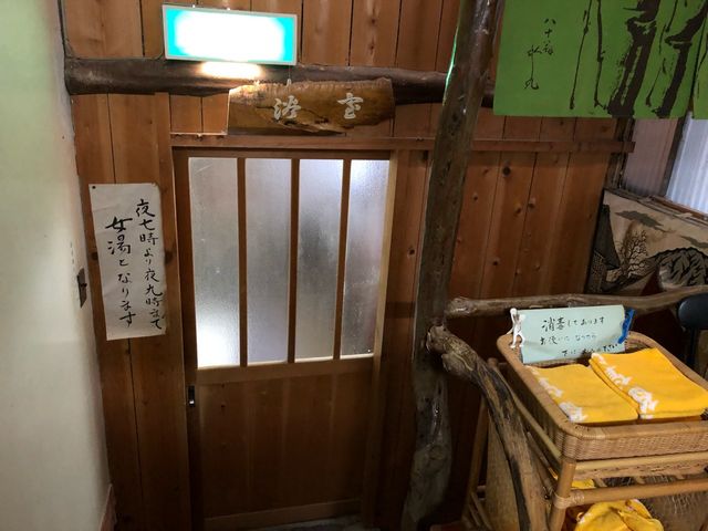 中生館3(浴室の入口)右側にタオルを積んで置いてあります。_中生館
