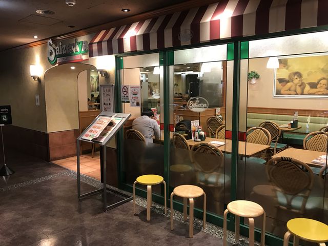 飲食店のフロアの最奥_サイゼリヤ川崎モアーズ店
