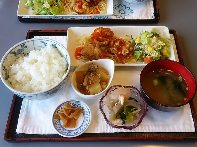 日替わりランチ:アフタードリンクが付いて700円。_アベニュー