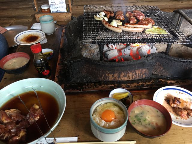 地鶏炭火焼定食をいつも注文します。ソーセージは別注です。_らくだ山 地鶏の店