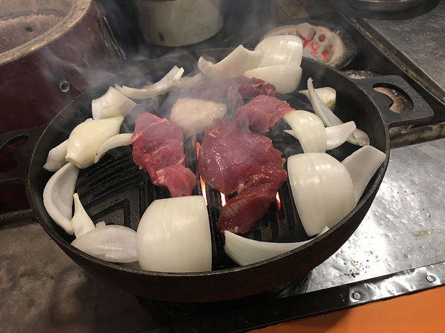 玉ねぎは最初から乗ってる_さっぽろジンギスカン 本店