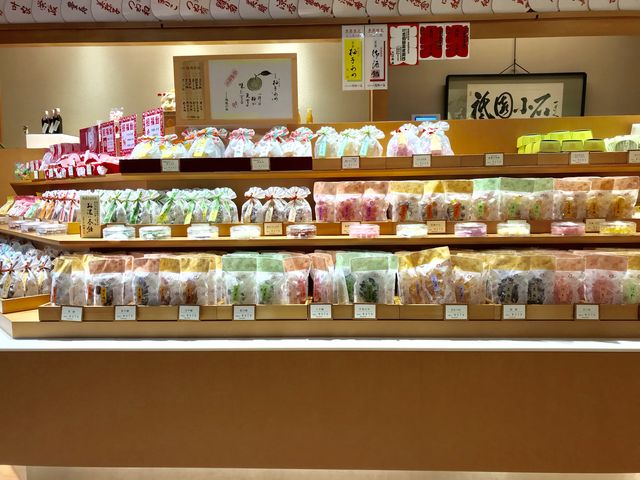 色とりどりの飴もステキ!…明るい店内_祗園小石