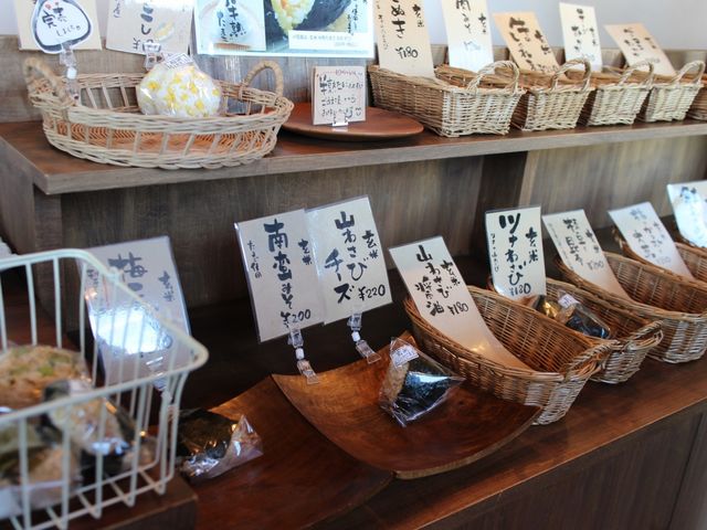 棚にないものは握ってくれます_玄米おむすび ちゃみせ