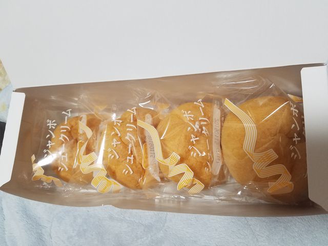生クリーム入りのジャンボシュークリーム_銀座コージーコーナー 銀座一丁目本店