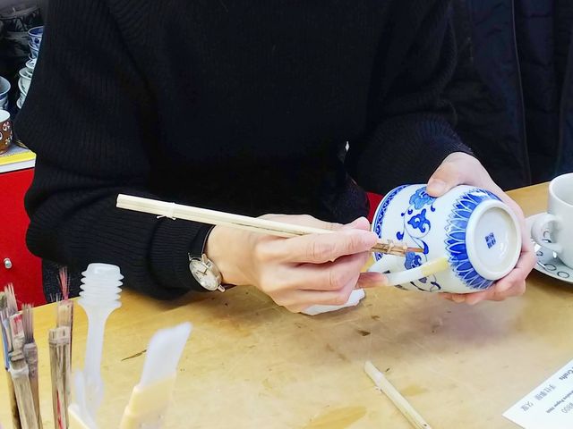 金粉をくっつける土台としてエポキシ樹脂の上から薄めた漆を塗る_手仕事屋 久家