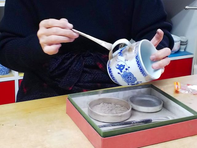 刷毛の跡がつかないようにしながら漆の上にそっと金粉をまぶす。この段階でこの日は持ち帰り_手仕事屋 久家
