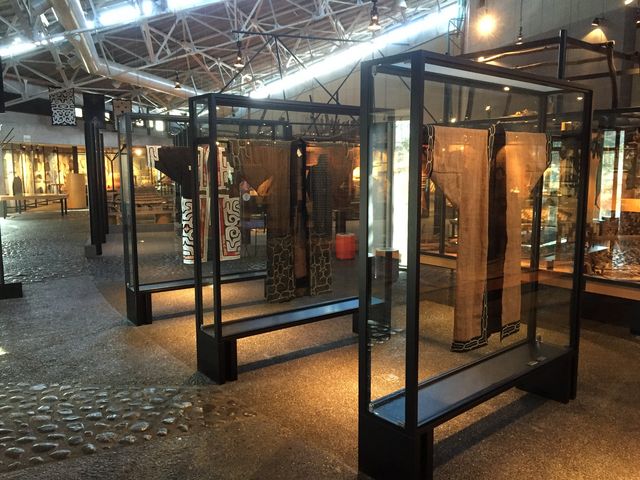 民族衣装のガラス張り展示_二風谷アイヌ文化博物館