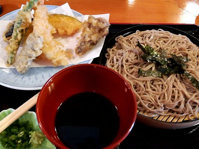 天ぷら蕎麦の天ぷらは、塩で頂きたい。
蕎麦は、鰹節のつけ汁が濃いので調整しながら食べると良い。_高原茶寮 福風