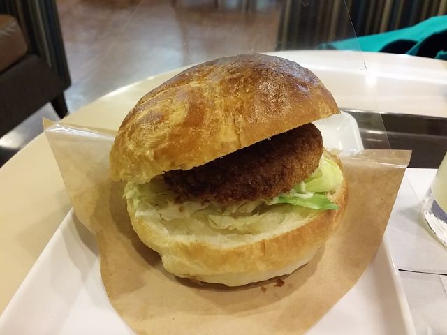 メンチカツバーガー_サンマルクカフェ イオンモール秋田店
