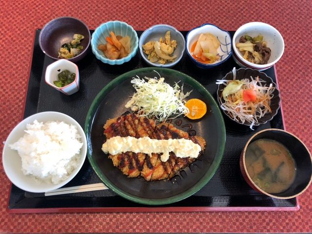 写真はマグロカツ定食1000円でボリュームあり
小鉢も5品あり味も美味しかったです。
_レストハウス千畳茶屋