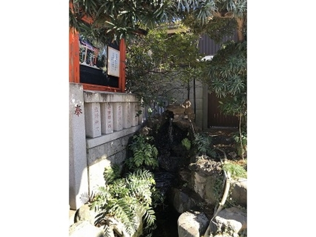 龍の鳥居の横にあった湧水_馬橋稲荷神社