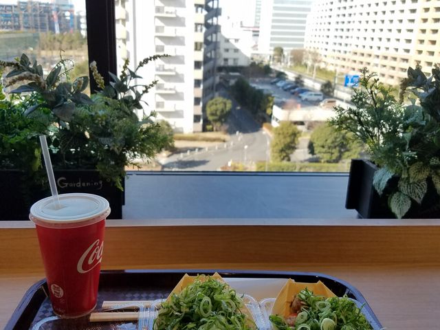 カウンター席で食事しました。_元天ねぎ蛸 SUNAMO店