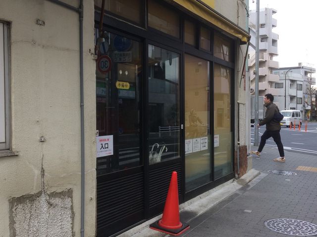 食券買って、コーン前に並びます_ラーメン二郎 荻窪店