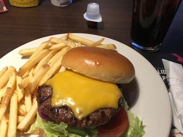 ハンバーガー かなり大きいです_TGIフライデーズ 上野中央通り店