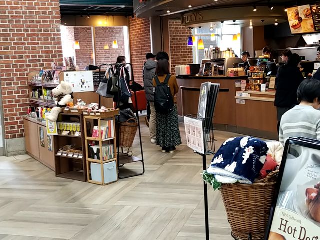 店内の様子_タリーズコーヒー 横浜ワールドポーターズ店