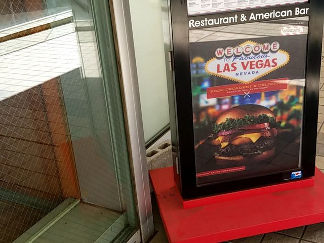 お店の前に看板があります_TGIフライデーズ みなとみらい21 クロスゲート店