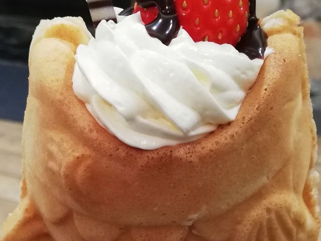 クリームたっぷり!_鯛パフェ・海浜幕張店