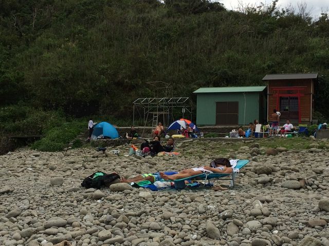 ゴロゴロの石の海岸。_田子瀬浜海水浴場