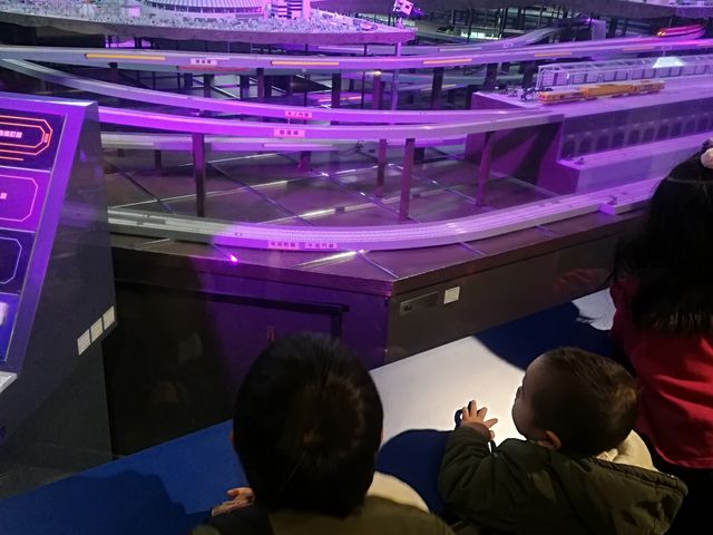 イルミネーションされた線路を走る地下鉄達に釘付け_地下鉄博物館