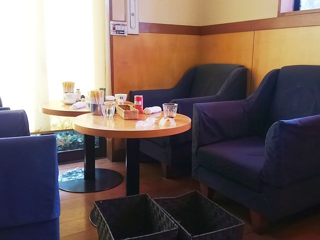 店内の様子:2名掛け丸テーブルを連結して使ってみえるお客さんがいました。_ブリオカフェアクロスプラザ鈴鹿店