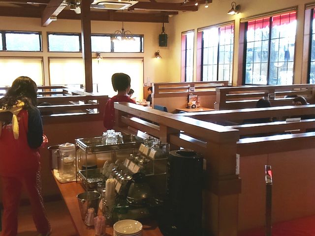 店内の様子:手前はドリンクバーコーナー_ブリオカフェアクロスプラザ鈴鹿店