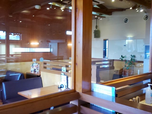 喫煙客席はガラス壁で分煙_ブリオカフェアクロスプラザ鈴鹿店