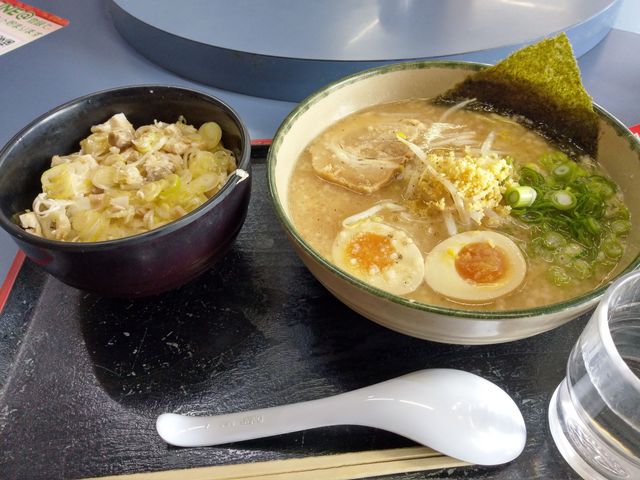 ラーメンです_にんたまラーメン ゆにろーず 大阪トラックステーション店
